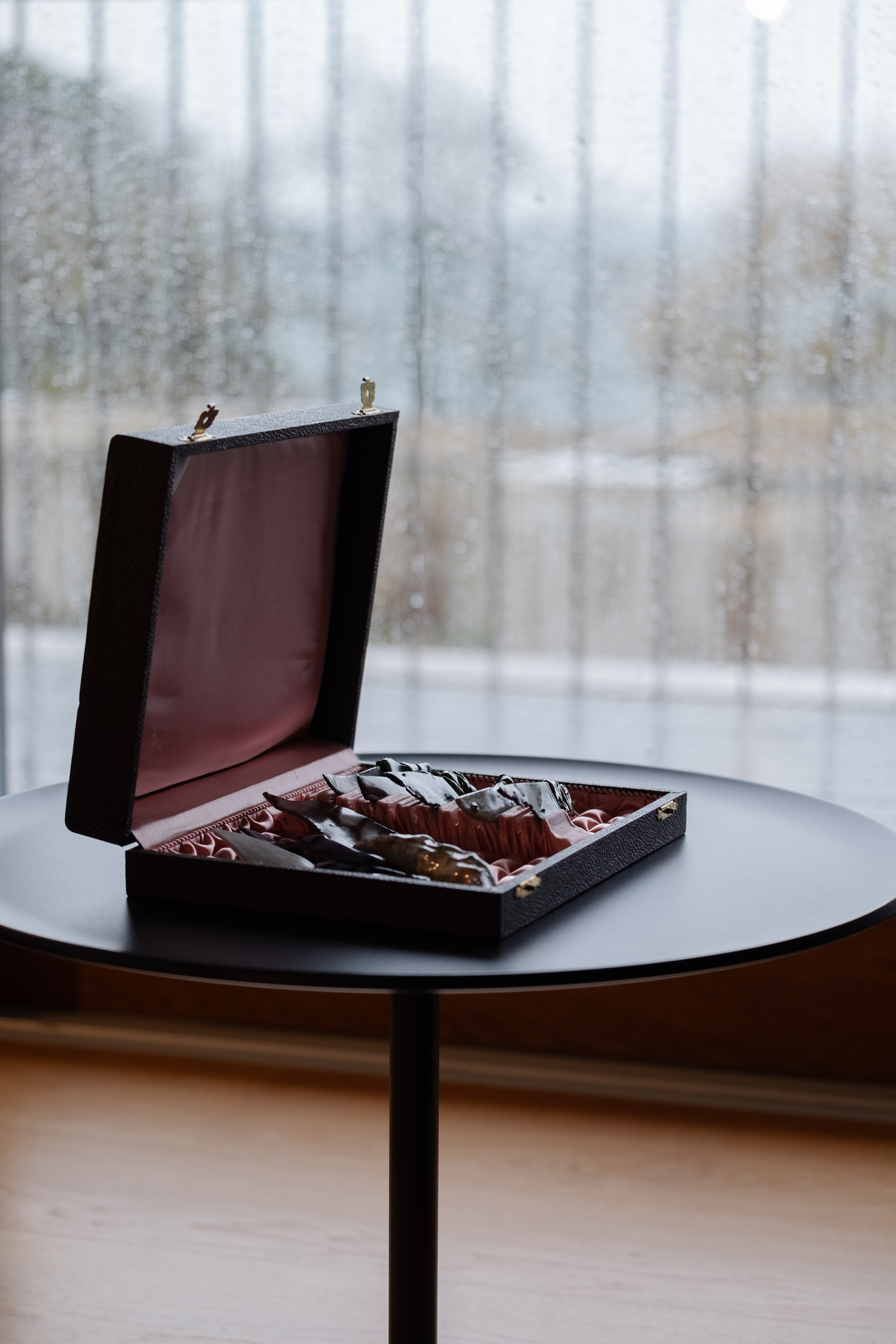 a small table on which sits a box of knives