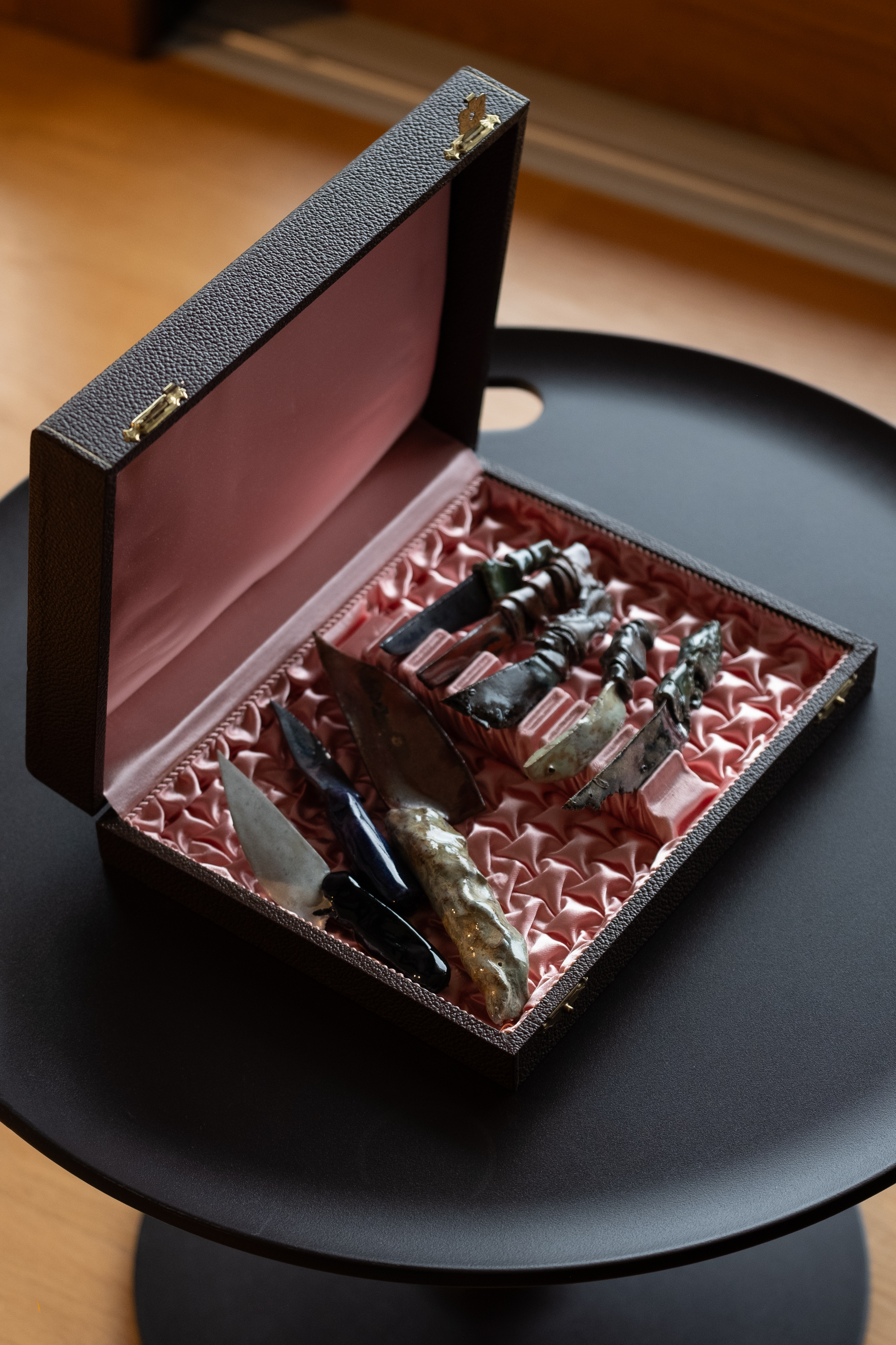 a small table on which sits a box of knives