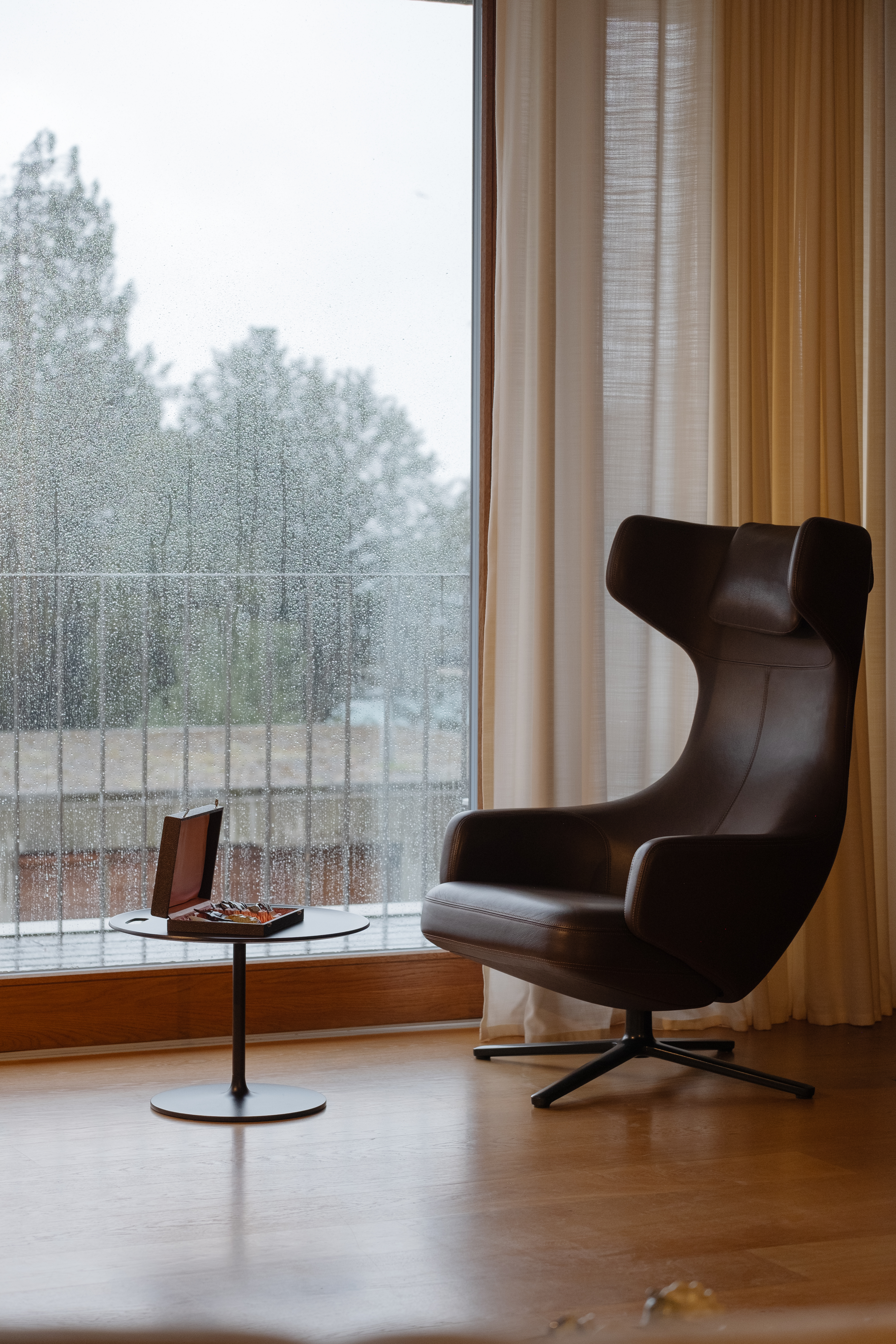 a chair and small table on which sits a box of knives